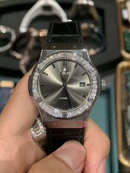 Đồng Hồ Hublot Classic 42mm Dial Xám Chải Tia Độ Viền Moissanite Hong Kong Rep 1:1