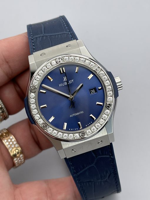 Đồng Hồ Hublot Classic 42mm Xanh Navy Độ Viền Moissanite Hong Kong Rep 1:1