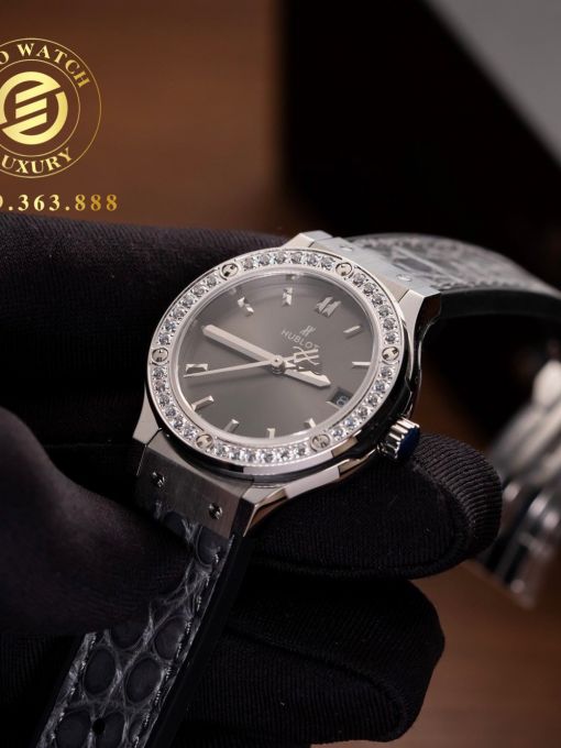 Đồng Hồ: Hublot Classic Fusion 33mm Độ Viền Moissanite Mặt Số Gray Chài Tia