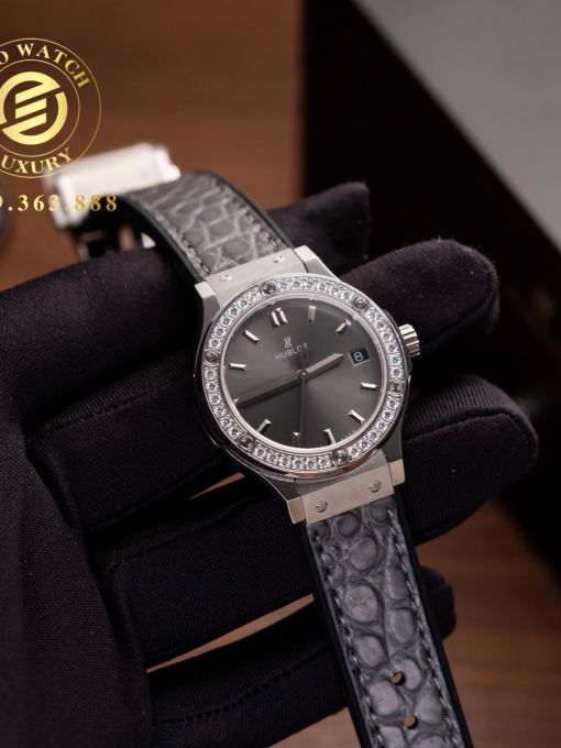 Đồng Hồ: Hublot Classic Fusion 33mm Độ Viền Moissanite Mặt Số Gray Chài Tia