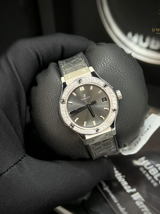 Đồng Hồ Nữ HUBLOT Classic Fusion 33mm Gray Dial Rep 1:1 Đính Kim Cương Tự Nhiên 