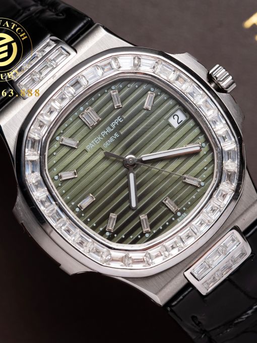 Đồng Hồ: Patek Philippe Nautilus 5711 40MM Mặt Xanh Oliu Đính Kim Cương Moissanite Baguette Hongkong