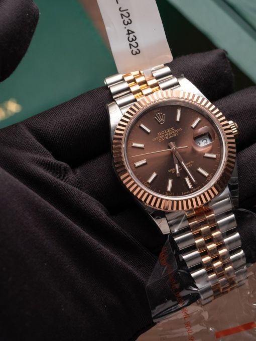 Đồng Hồ: Rolex Datejust 41mm 126331 Bọc Vàng Chocolate Cọc Số Dạ Quang