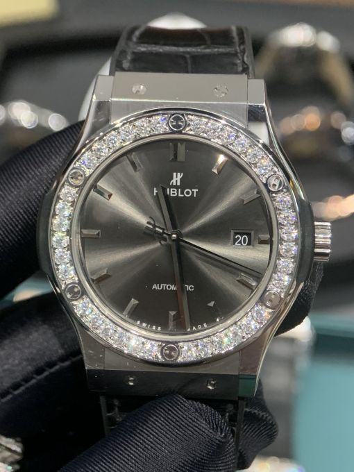 Đồng Hồ Hublot Classic 42mm Dial Xám Chải Tia Độ Viền Moissanite Hong Kong Rep 1:1